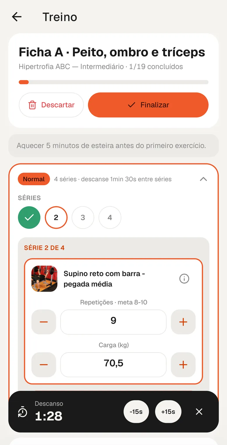 Execução do treino no app, com séries, carga registrada e cronômetro de descanso